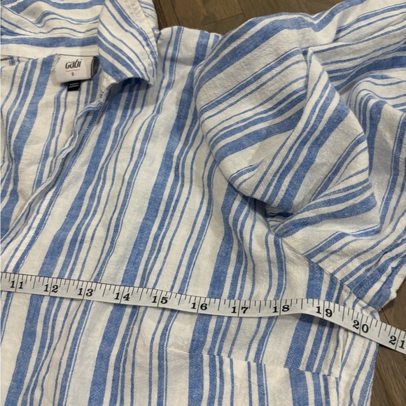 Cabi Linen Blend "Pacific Top" in Washed Stripe. Small - Picture 7 of 9